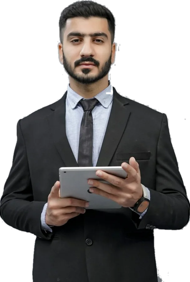 Profissional de terno segurando um tablet